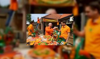 Heineken medewerkers kleuren café oranje