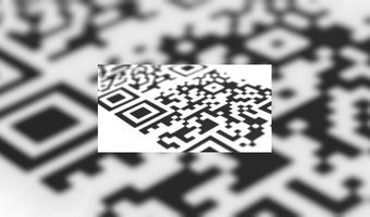 Restaurantreviews lezen op de stoep