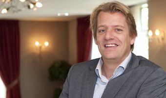 Democratisch de schouders eronder