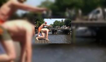 Expedia Amsterdam zwemt in Amsterdamse gracht