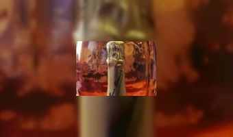 Champagneglas lijkt op borst Kate Moss