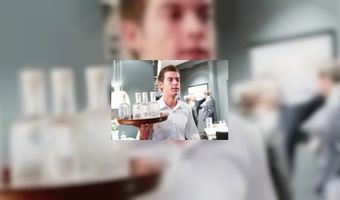 Zwevende bar in Frans pretpark