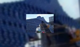 Brug bouwen met 20.000 bierkratten 