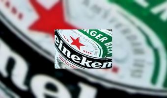 Wand met 5.000 verlichte bierflessen 