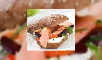 Volkoren bolletje met (loei)verse LEBO roomkaas en gerookte zalm