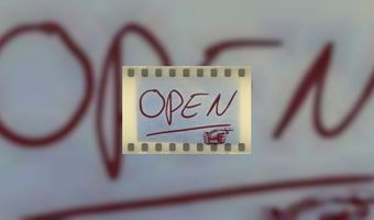 Kledingwinkel, galerie en lunchroom 