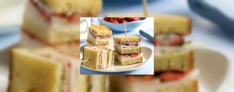 Clubsandwich limoenricotta en aardbeien