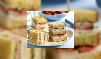 Clubsandwich limoenricotta en aardbeien