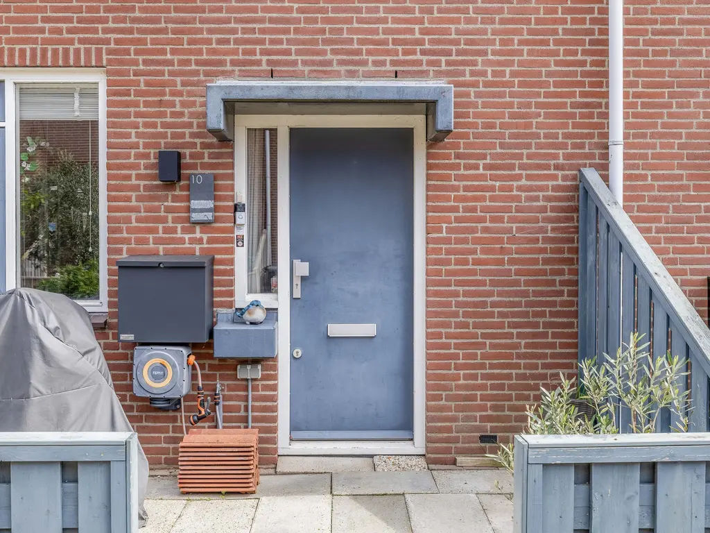 Maagd 10, HELLEVOETSLUIS