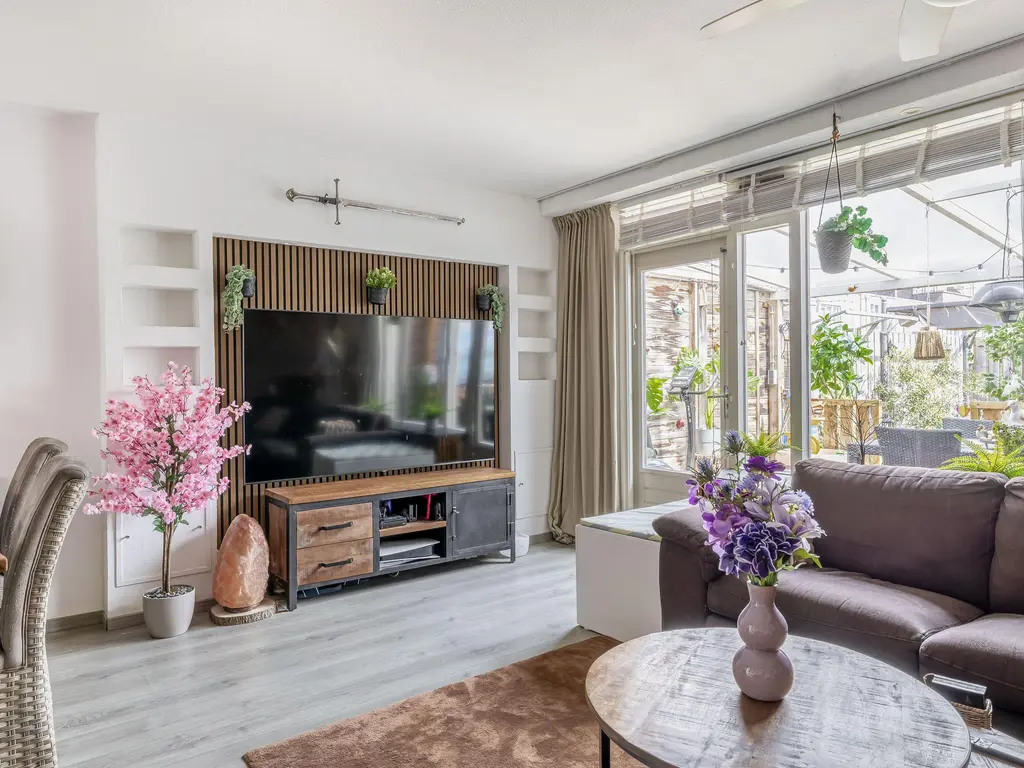 Maagd 10, HELLEVOETSLUIS