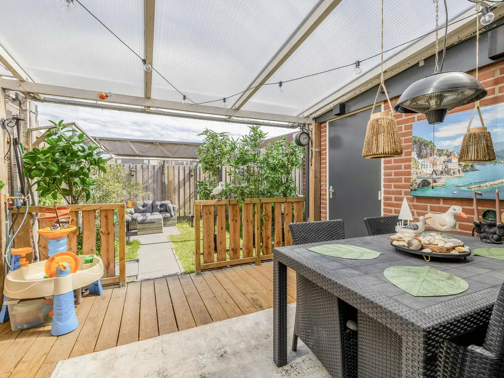 Maagd 10, HELLEVOETSLUIS