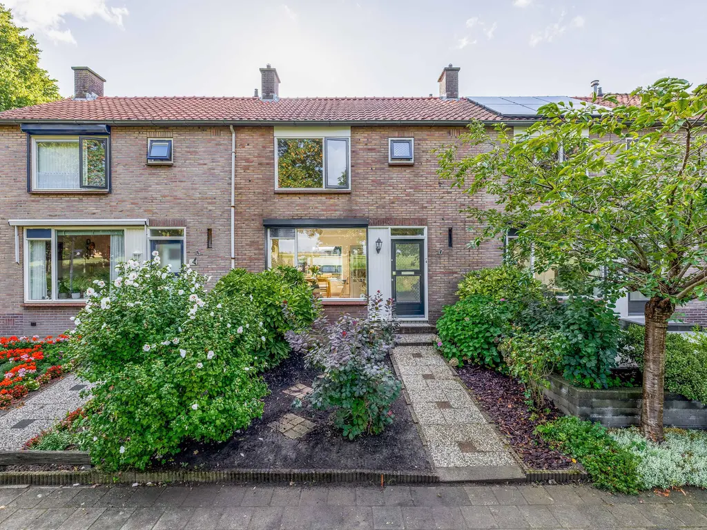 van der Doeslaan 17, MAASDAM