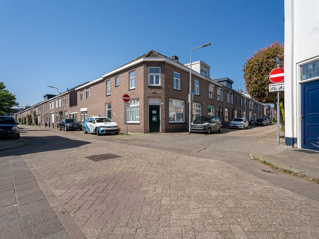Pastoor van Beurdenstraat 87b, TILBURG
