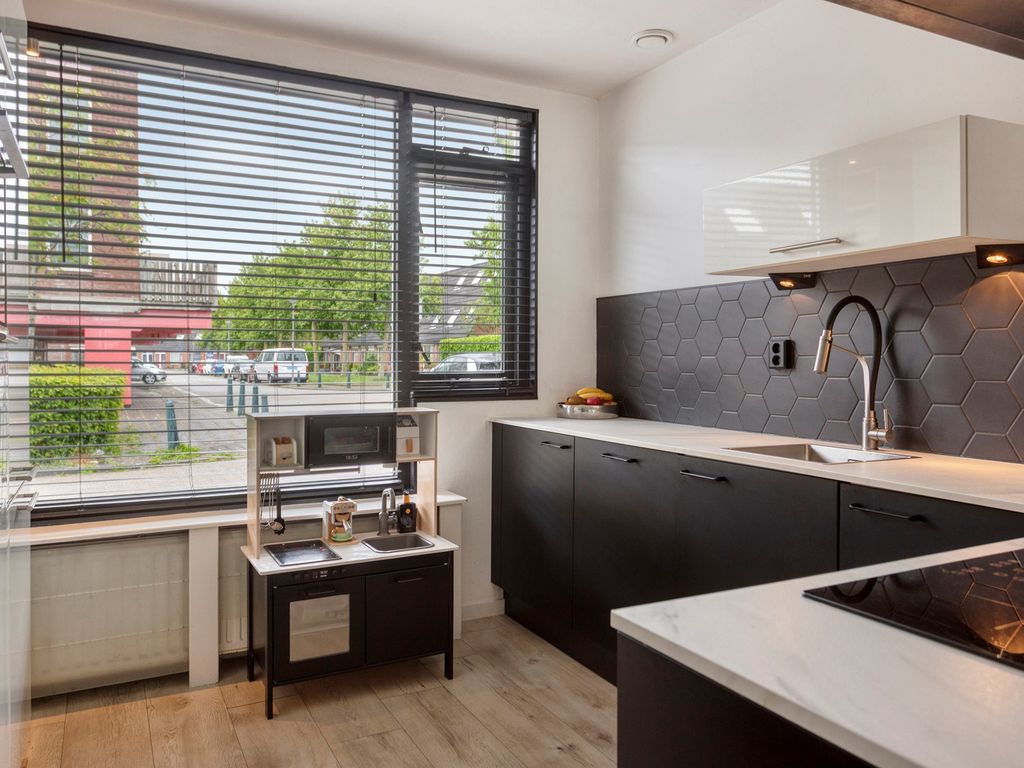 Cadizerf 6, Rotterdam