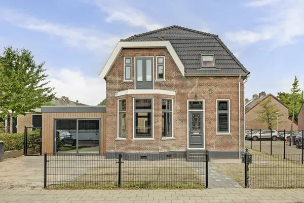 Stationsstraat 2, RHOON
