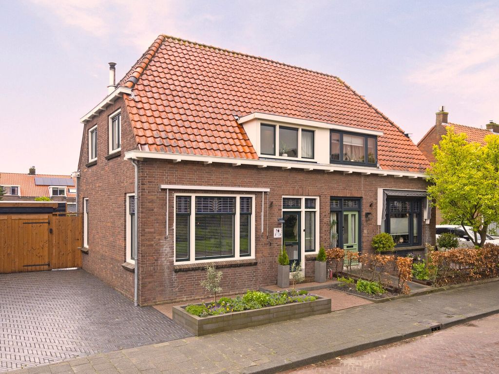 Oranjelaan 1, Rozenburg