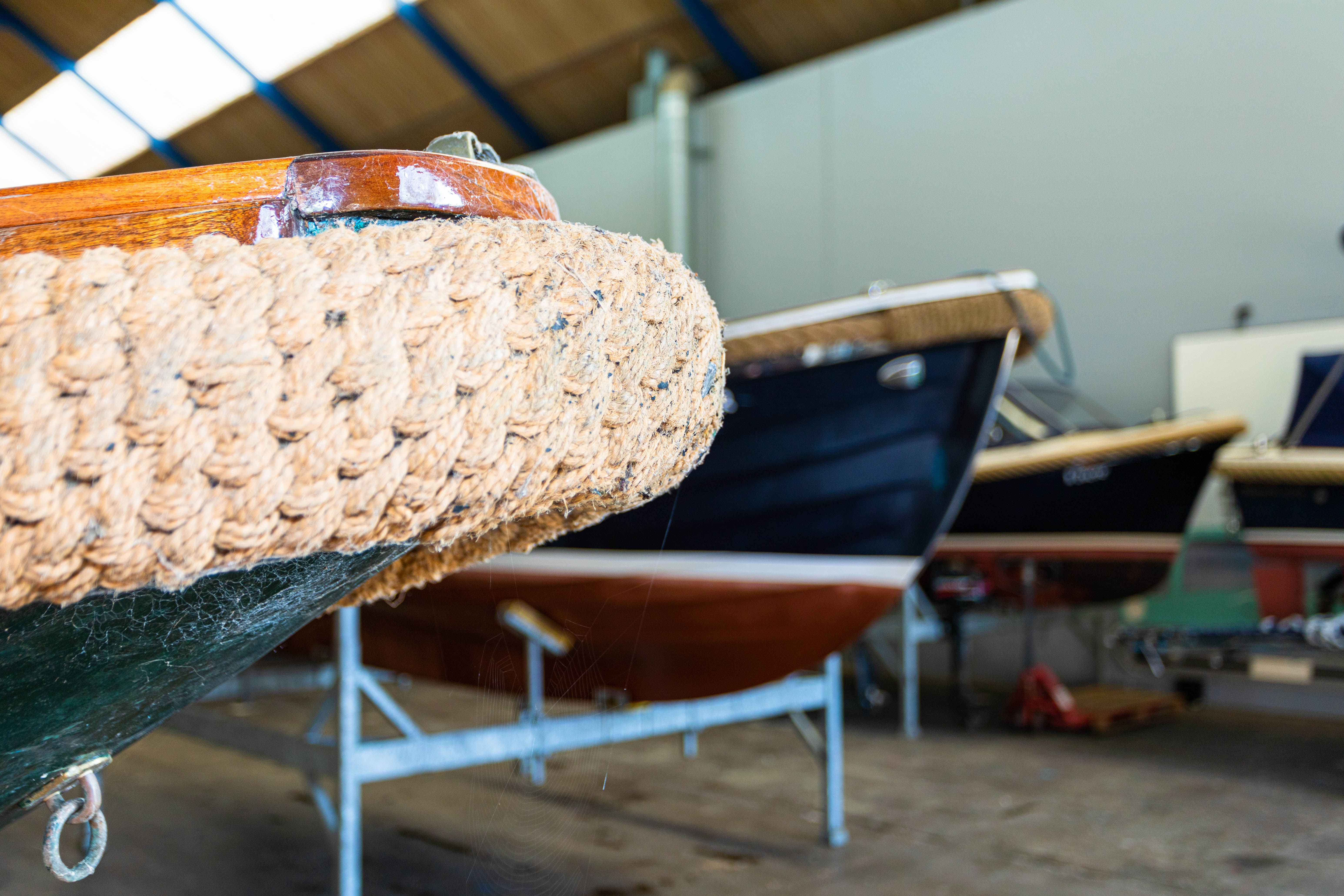 Te koop en/of te huur: twee watersportgebonden bedrijfsgebouwen