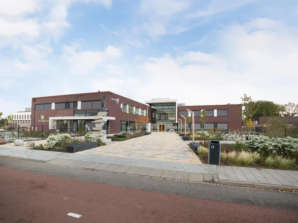 Striene, Tholen