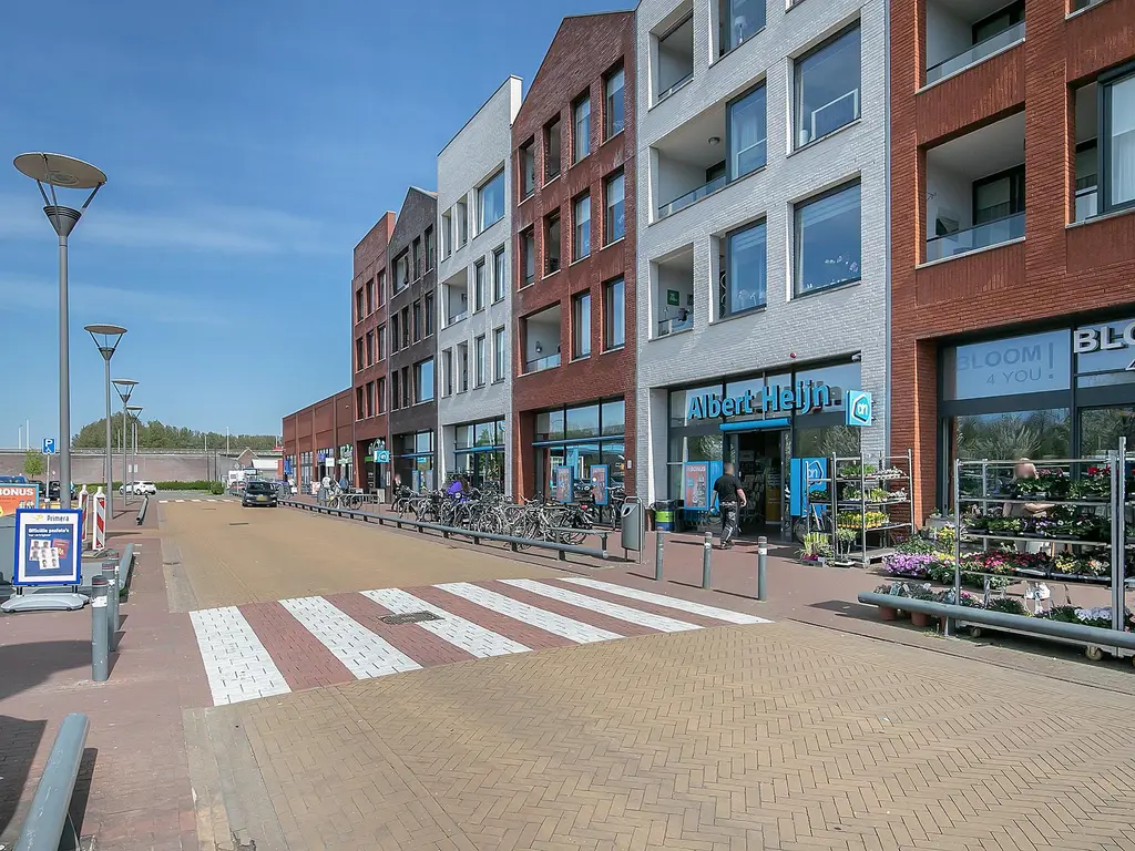 Striene, Tholen