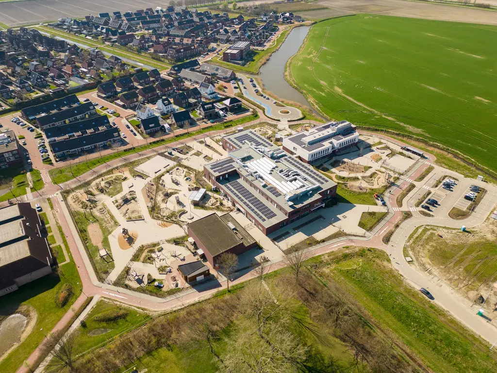 Striene, Tholen