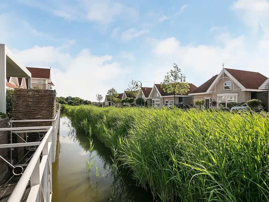 Achtererf 37, THOLEN
