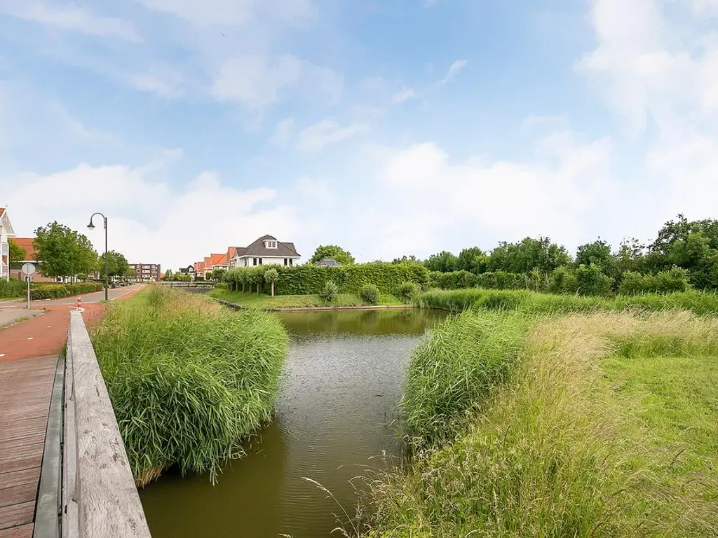 Achtererf 37, THOLEN