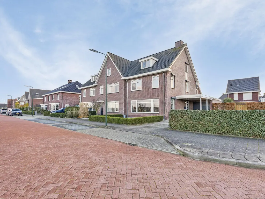 Secretaris Labanstraat 15, THOLEN