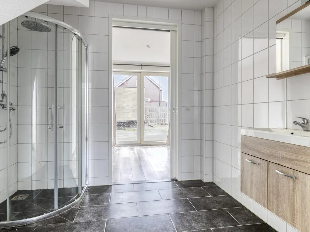 Dokter Bernhardistraat 16, STAVENISSE
