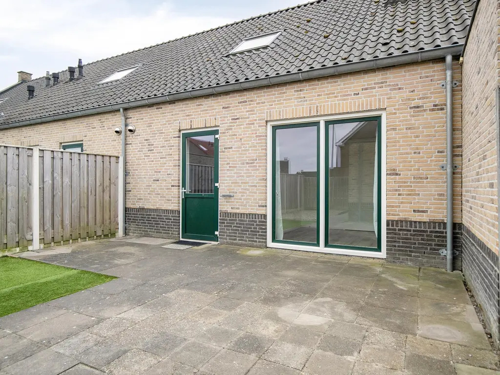 Dokter Bernhardistraat 16, STAVENISSE