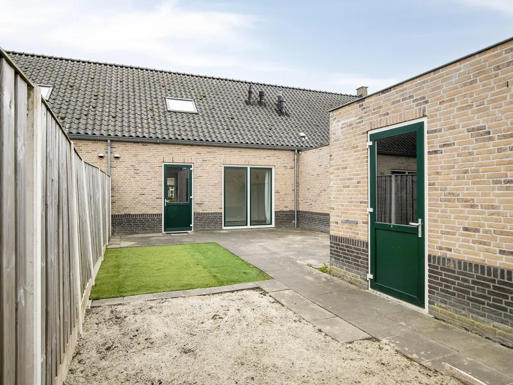 Dokter Bernhardistraat 16, STAVENISSE