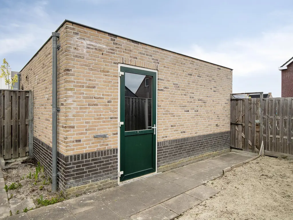 Dokter Bernhardistraat 16, STAVENISSE