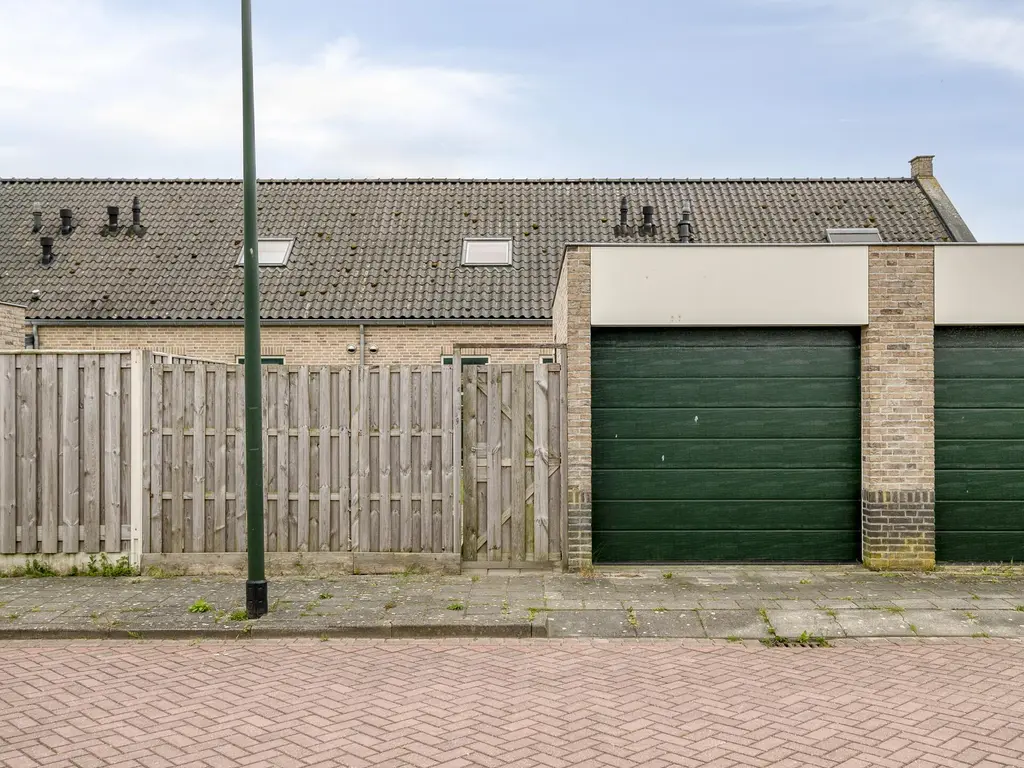 Dokter Bernhardistraat 16, STAVENISSE