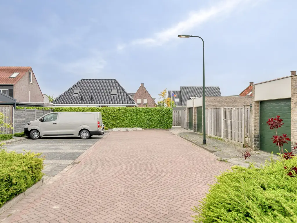 Dokter Bernhardistraat 16, STAVENISSE