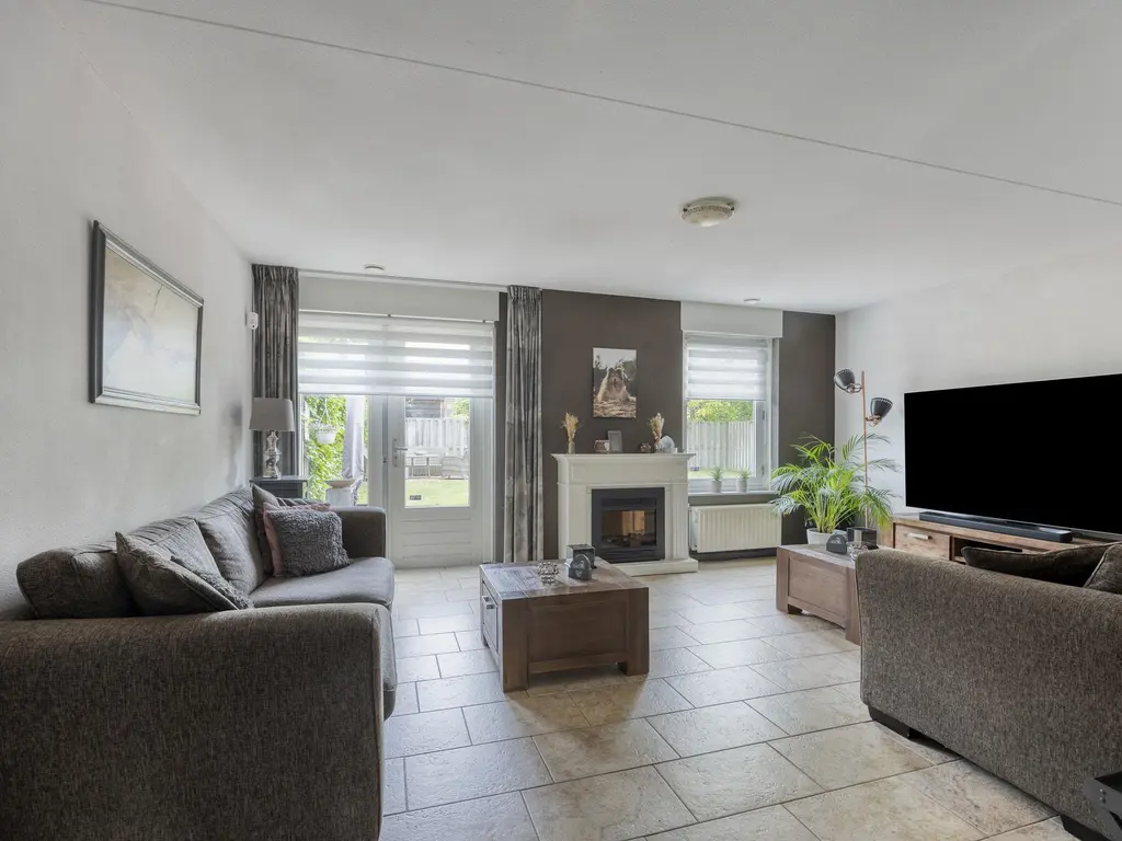 Binnenkamer 44, THOLEN