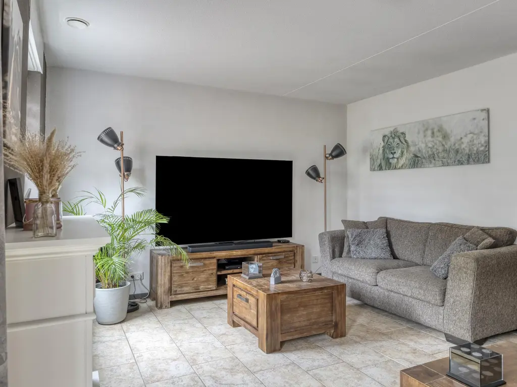 Binnenkamer 44, THOLEN