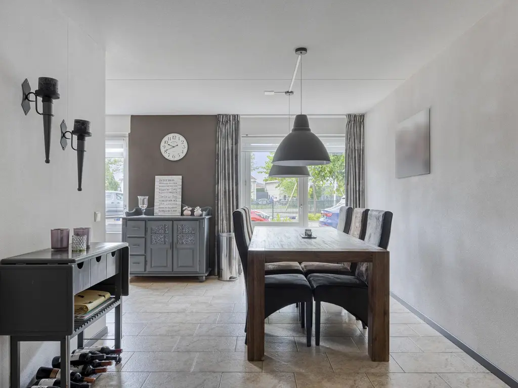 Binnenkamer 44, THOLEN