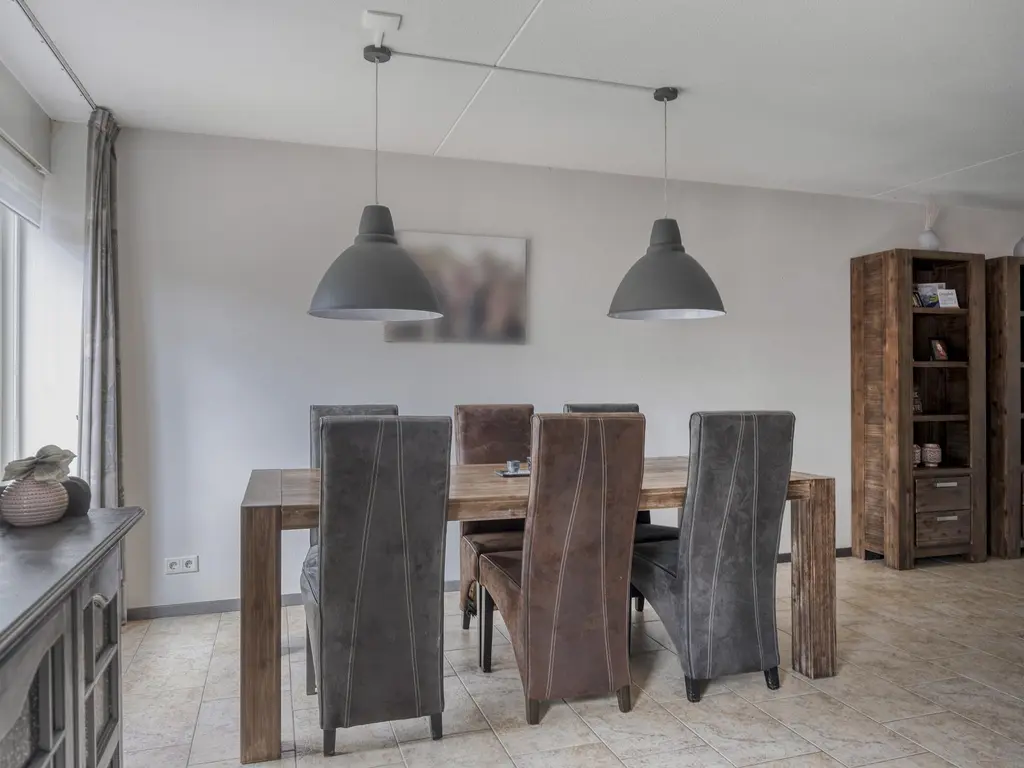 Binnenkamer 44, THOLEN