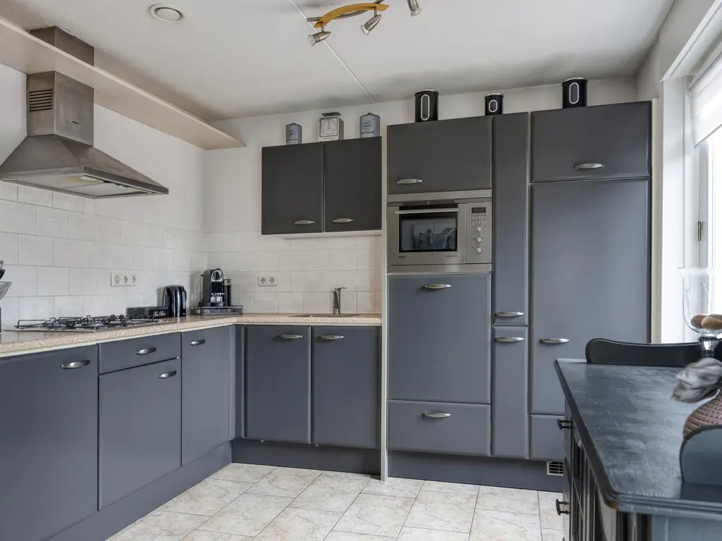 Binnenkamer 44, THOLEN