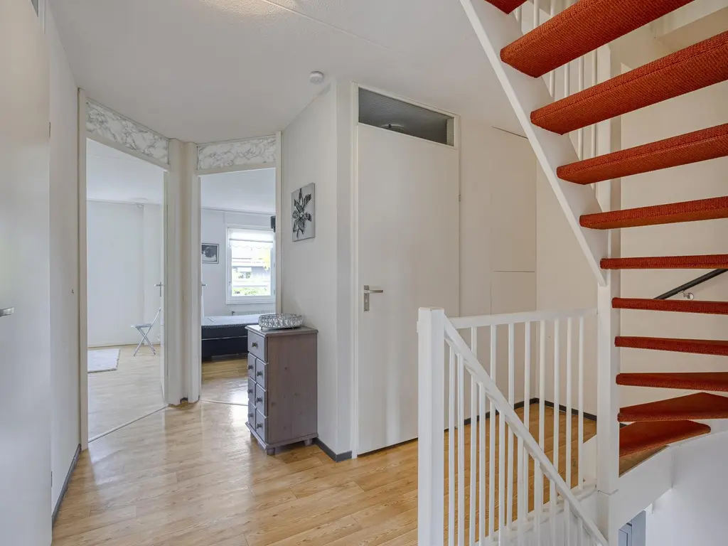 Binnenkamer 44, THOLEN