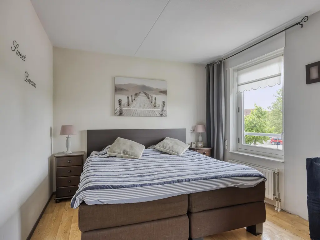Binnenkamer 44, THOLEN