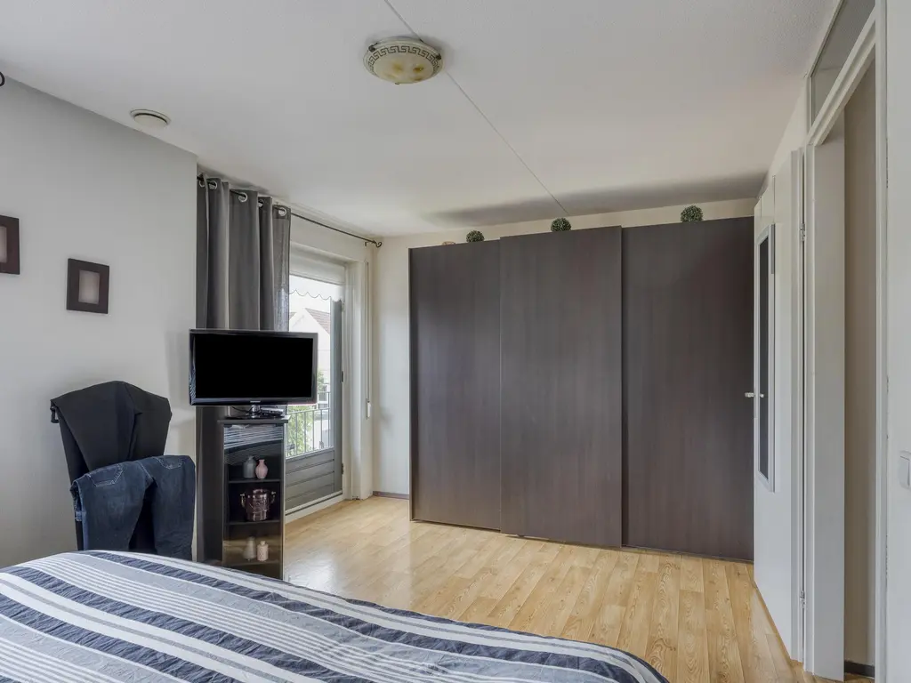 Binnenkamer 44, THOLEN