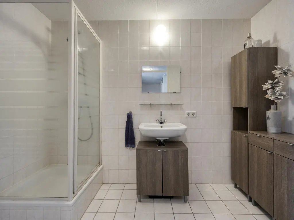 Binnenkamer 44, THOLEN