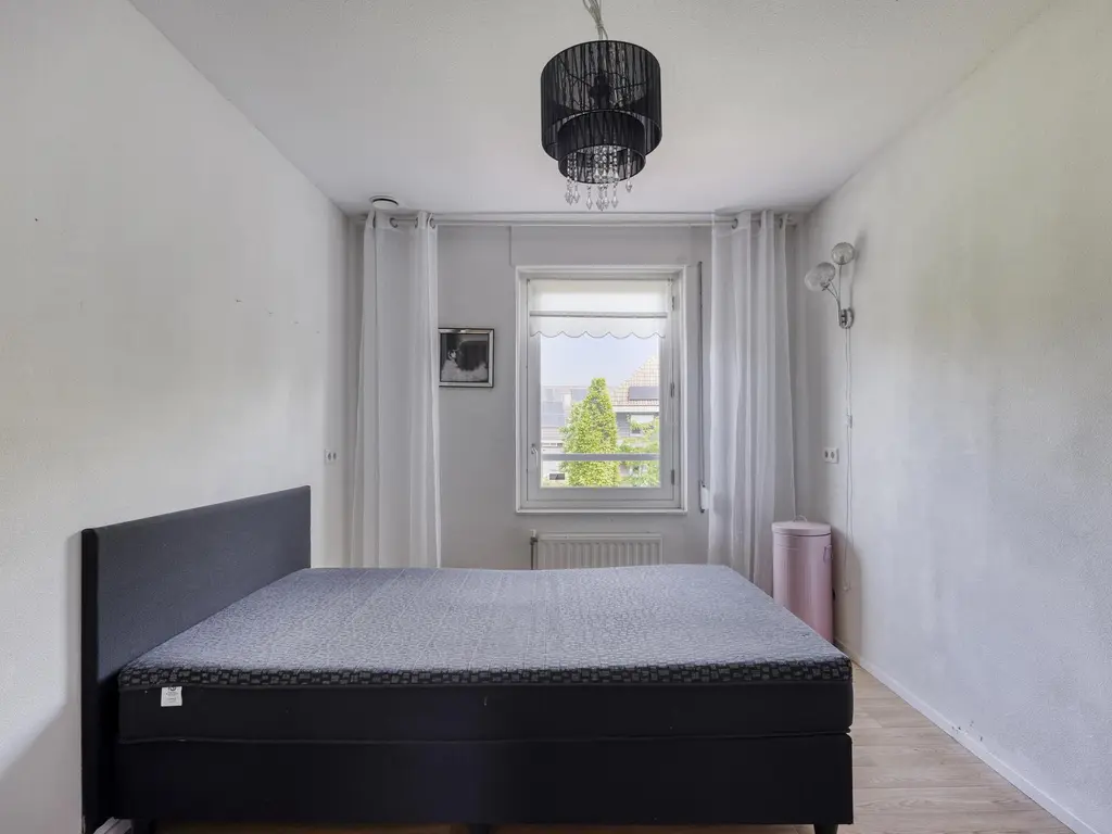 Binnenkamer 44, THOLEN