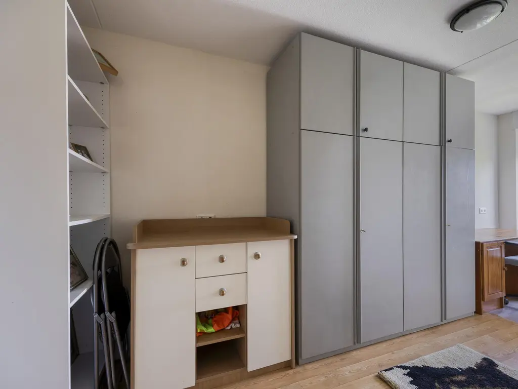 Binnenkamer 44, THOLEN