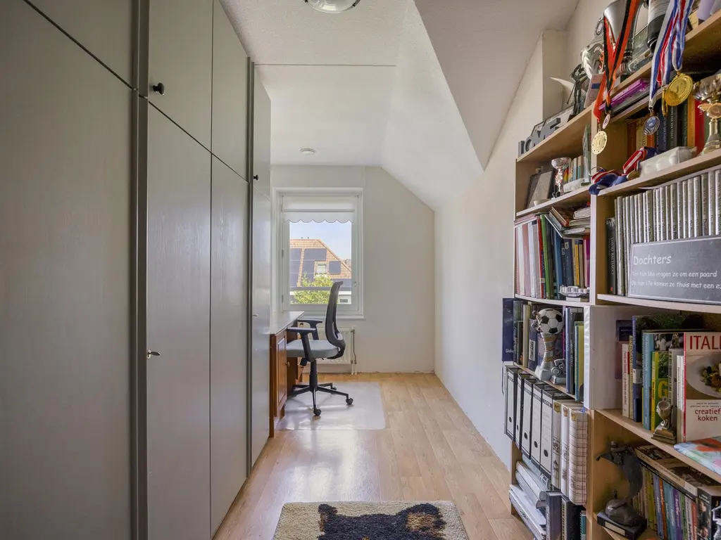 Binnenkamer 44, THOLEN