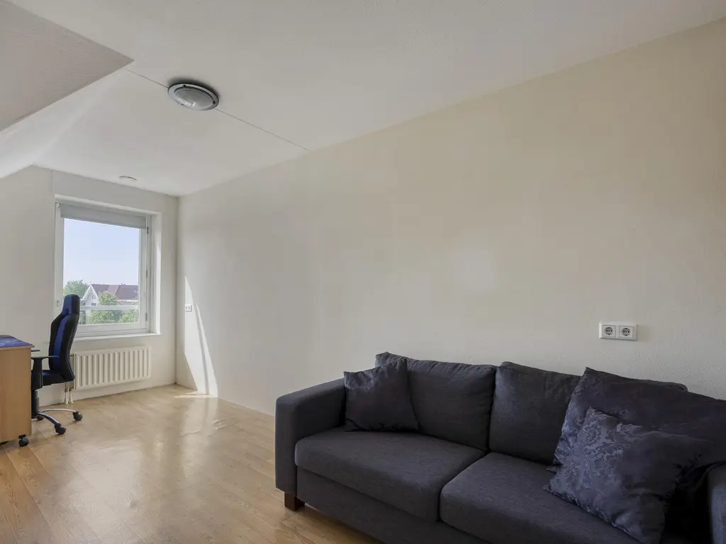 Binnenkamer 44, THOLEN