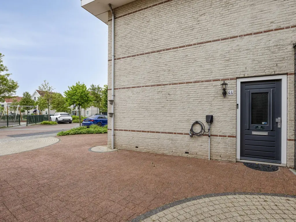 Binnenkamer 44, THOLEN