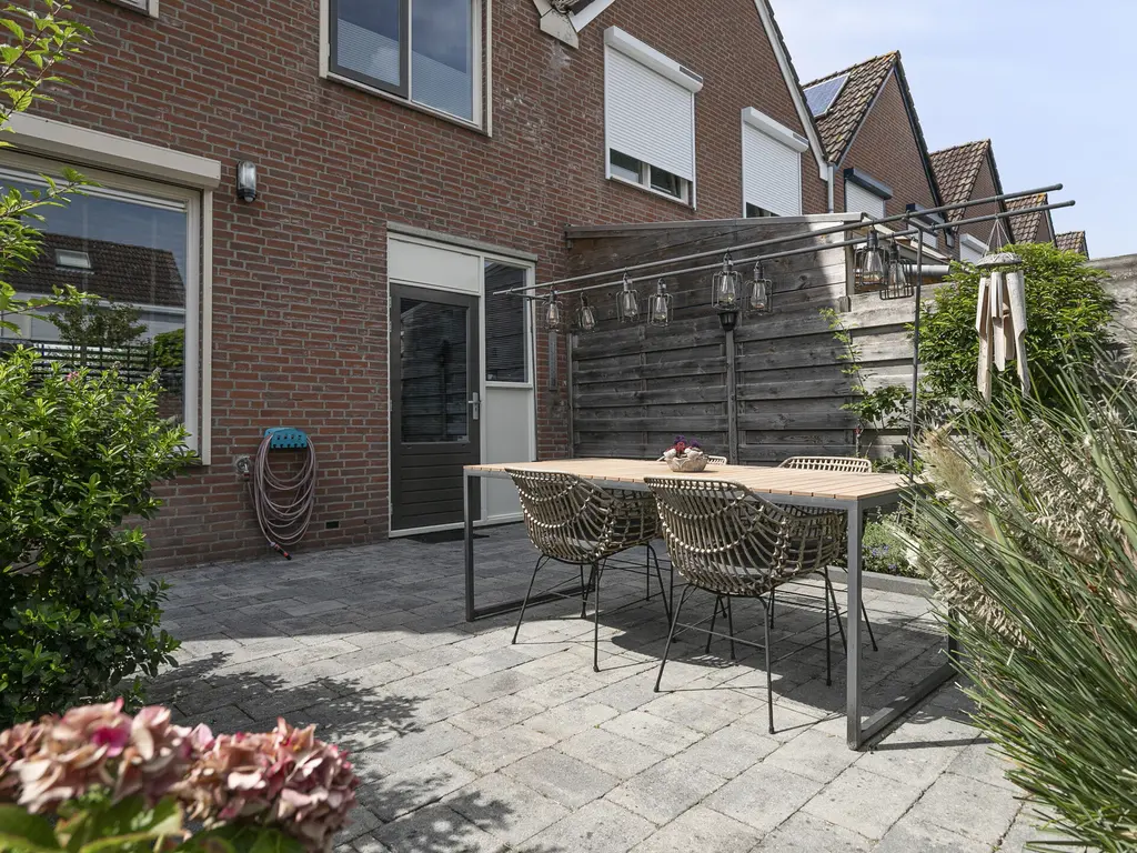 Touwslagersdreef 23, THOLEN