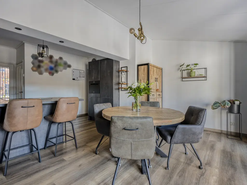 Machteld van Gelrestraat 48, THOLEN
