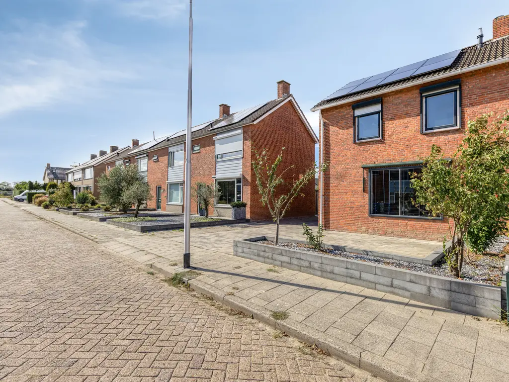 Machteld van Gelrestraat 48, THOLEN